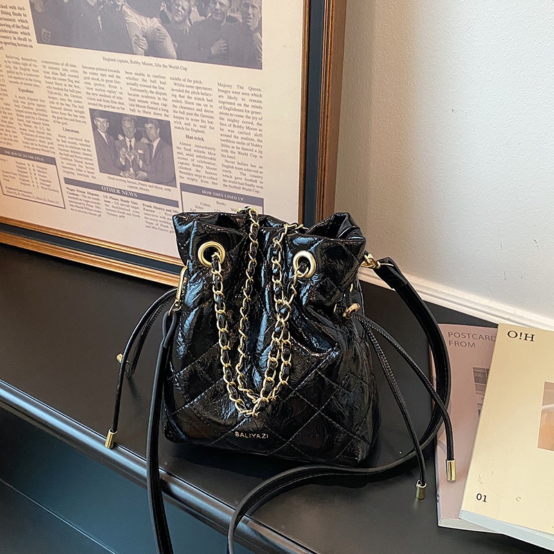 Chain Crossbody Quilted - Borsa a secchiello trapuntata con coulisse