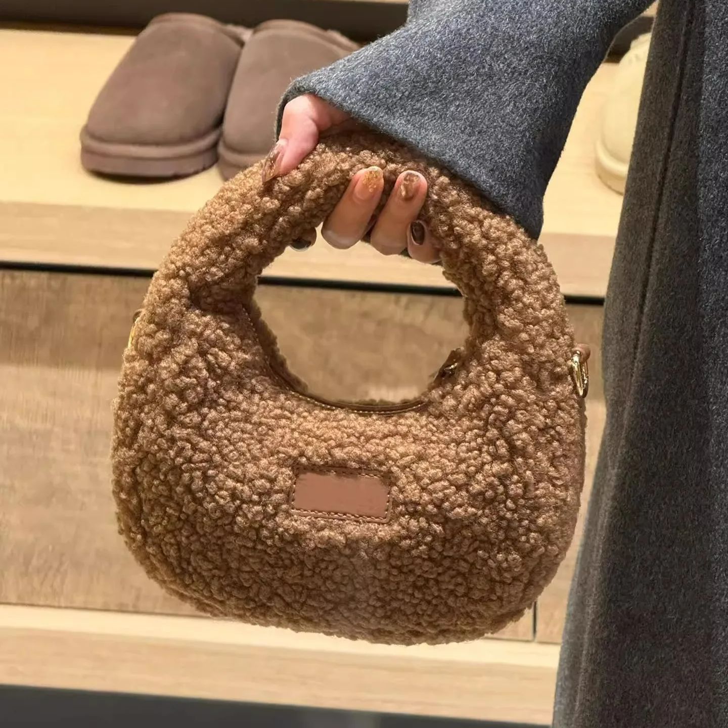 Borsa a mano in lana di agnell - Half Moon Bag Suede recensione e prezzo